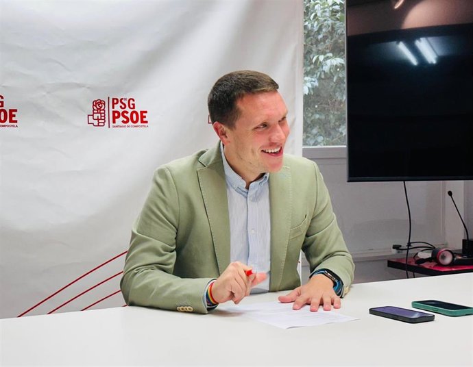 El secretario xeral del PSOE local y diputado autonómico, Aitor Bouza, en rueda de prensa
