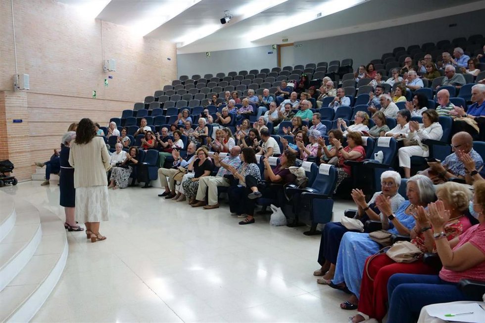 La inauguración ha tenido lugar en la Facultad de Ciencias de la Comunicación, en un acto presidido por la vicerrectora de Igualdad, Política Social y Bienestar Universitario y  la vicedecana de Alumnado, Movilidad, Igualdad y Bienestar de la facultad.