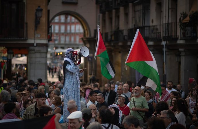 Un grupo de personas con banderas palestinas durante una concentración en contra el secuestro de Israel a la flotilla Thousands Madleens, frente al Ministerio de Asuntos Exteriores, a 8 de octubre de 2025, en Madrid (España). Durante el acto se ha denunci