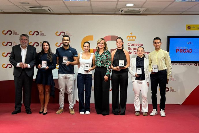 Foto de familia tras la entrega de los Premios CSD-Carrera Dual de 2024