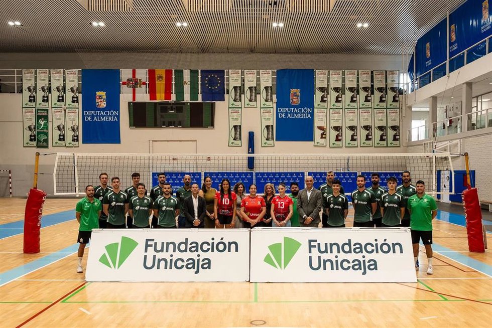 Miembros de Fundación Unicaja y del Club Voleibol Unicaja Costa de Almería.