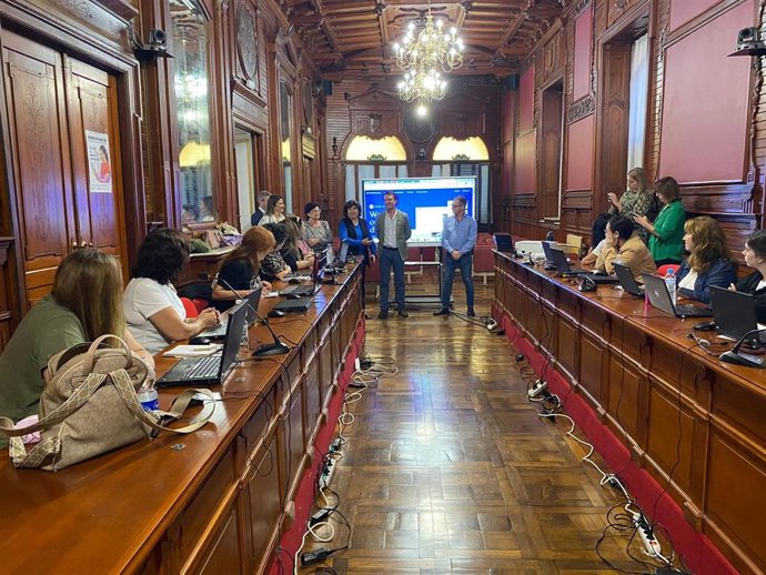 El delegado territorial de Empleo, Empresa y Trabajo Autónomo de la Junta en Cádiz, Daniel Sánchez Román, y la alcaldesa de Sanlúcar, Carmen Álvarez, visitan a las mujeres del programa Preparadas.