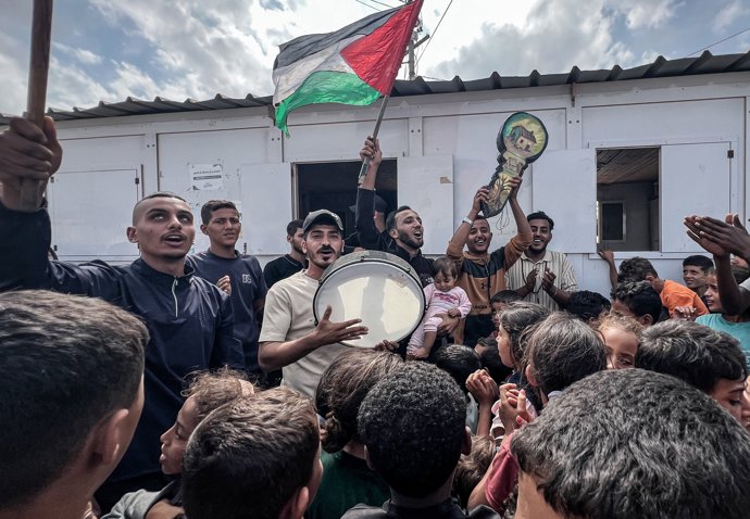 09 October 2025, Palestinian Territories, Nusairat: Palestinians celebrate in Nuseirat Camp, following news of an agreement between Israel and the Palestinian Hamas on the implementation of the first phase of the US peace plan for the Gaza Strip.