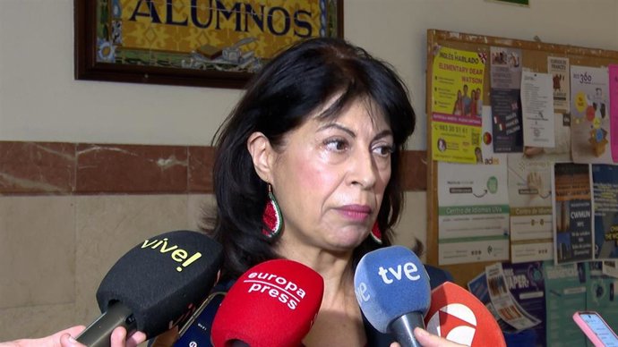 La ministra de Igualdad, Ana Redondo, atiende a los medios antes de participar en la ponencia 'El Estado de Palestina: un derecho que se debe implementar' en la Facultad de Comercio y Relaciones Laborales de la Universidad de Valladolid