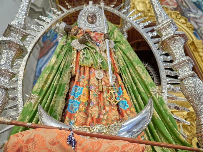 La Virgen de Candelaria con el bastón de mando de Tenerife