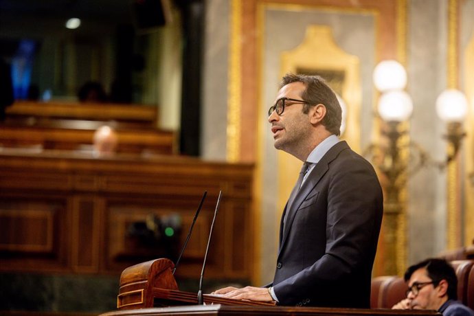 El ministro de Economía, Comercio y Empresa, Carlos Cuerpo, durante una sesión plenaria, en el Congreso de los Diputados, a 7 de octubre de 2025, en Madrid (España). El Pleno del Congreso debate y vota hoy la Iniciativa Legislativa Popular (ILP) promovida