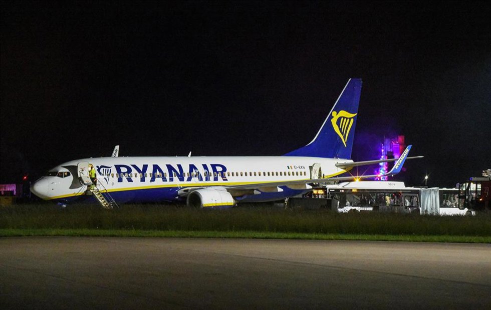 Archivo - 04 June 2025, Bavaria, Memmingen: A Ryanair passenger jet stands on the apron at Memmingen Airport. The plane was traveling from Berlin to Milan when it hit turbulence. Several people were injured and rescue teams were deployed at the airport 