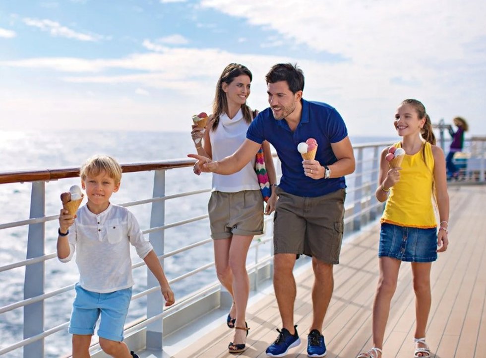 Familia disfrutando de un barco de Costa Cruceros