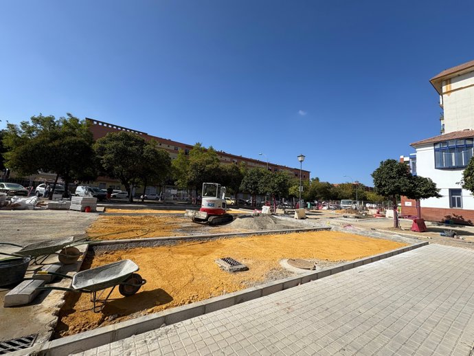 Obras de reurbanización del eje entre Águila de Oro y Perficera, en Cerro-Amate en Sevilla.