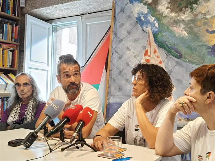 Los activistas gallegos Sandra Garrido y Manu López, en rueda de prensa en Santiago de Compostela.