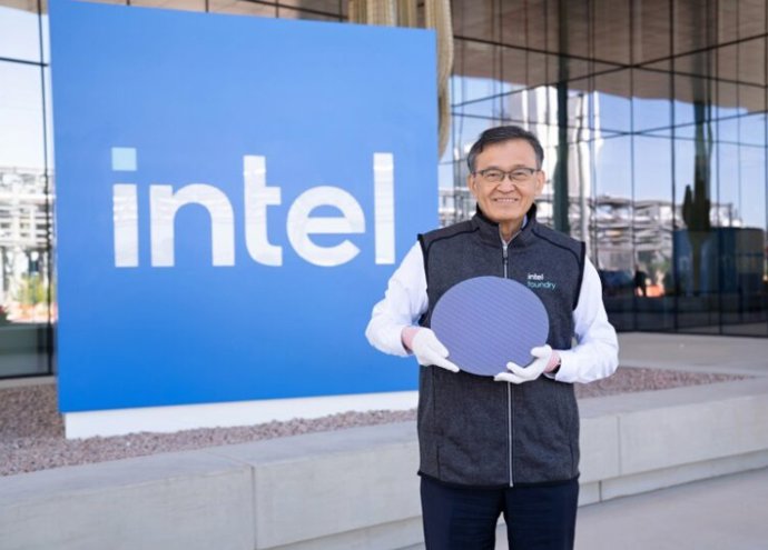 Lip-Bu Tan, CEO da Intel, com um wafer de blocos de CPU para os processadores Panther Lake.