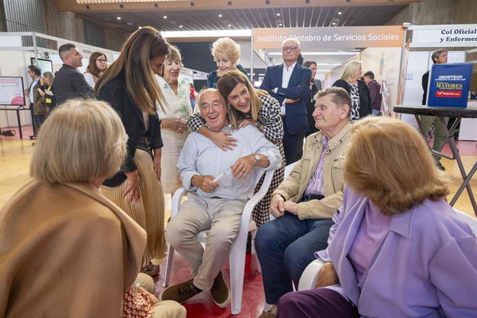 La presidenta de Cantabria, María José Sáenz de Buruaga, y la consejera de Inclusión, Social, Juventud, Familias e Igualdad, Begoña Gómez del Río, asiste al acto oficial de apertura de la Feria de Mayores