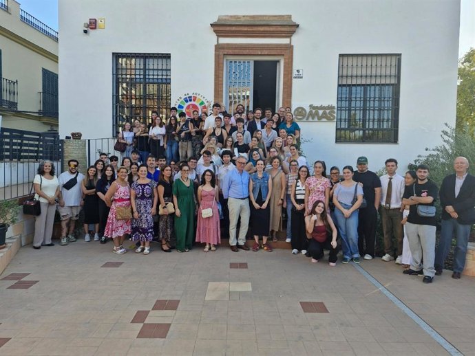 Foto de familia de CTA con los participantes en la charla-taller celebrada en el Centro de Actividades de los Objetivos de Desarrollo Sostenible en Sevilla, sede de la Fundación MAS.