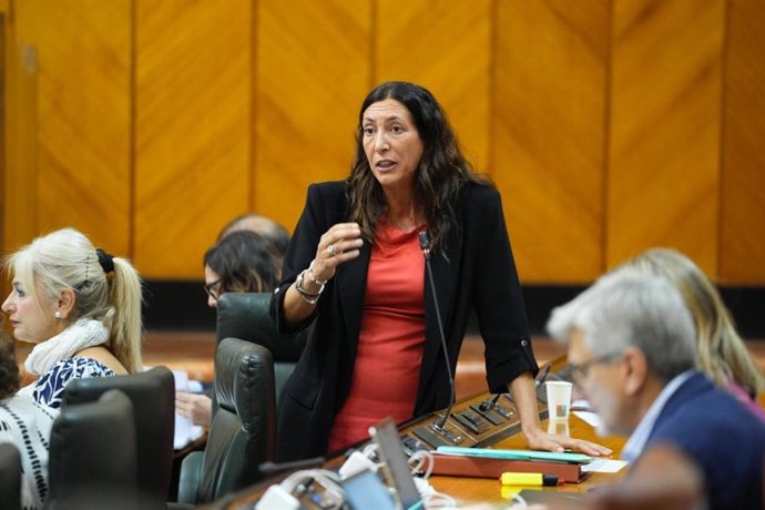 La consejera de Inclusión Social, Juventud, Familias, Igualdad, Loles López, en pleno del Parlamento de Andalucía. A fecha de 09 de octubre de 2025.
