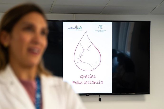 Encuentro entre madres y sanitarios en el Hospital Virgen de las Nieves de Granada por la Semana Mundial de la Lactancia.