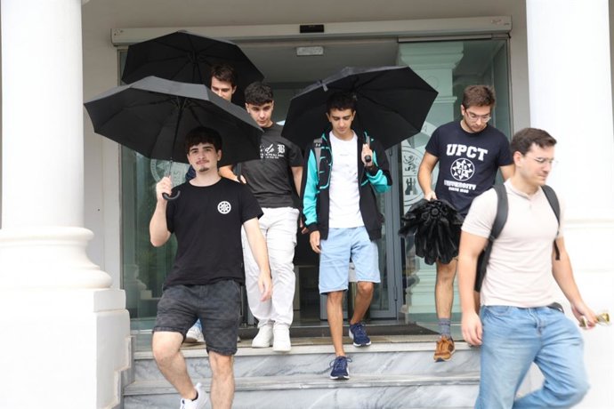 Alumnos de la UPCT saliendo de clase bajo la lluvia