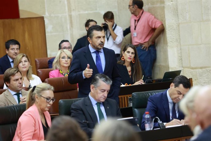 El portavoz del Grupo Parlamentario Popular, Toni Martín, este jueves durante su pregunta al presidente de la Junta, Juanma Moreno, en el Pleno del Parlamento. 