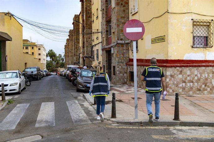 La policía científica entra en el portal del domicilio donde se halló el cuerpo, a 6 de octubre de 2025, en Ceuta 