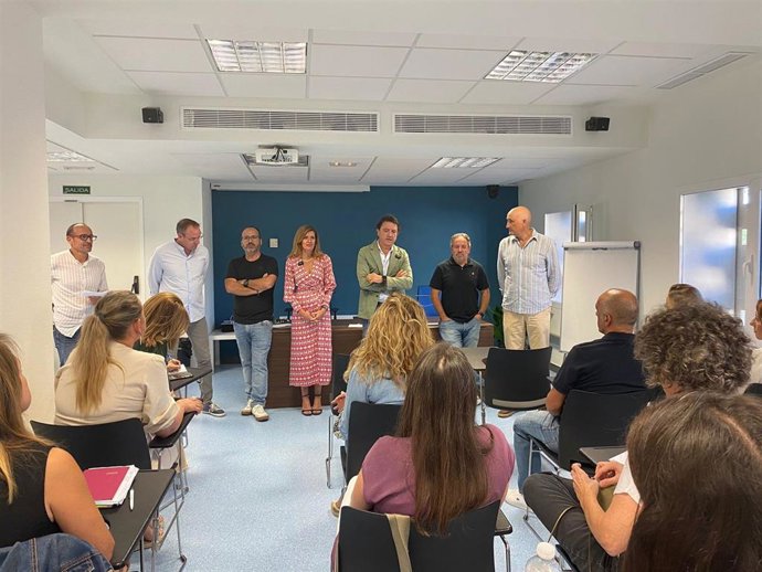 El delegado territorial de Empleo, Empresa y Trabajo Autónomo de la Junta en Cádiz, Daniel Sánchez Román, y de Nausika Botamino, gerente del IEDT en la Diputación de Cádiz, en el centro El Madrugador para la presentación de Andalucía Orienta