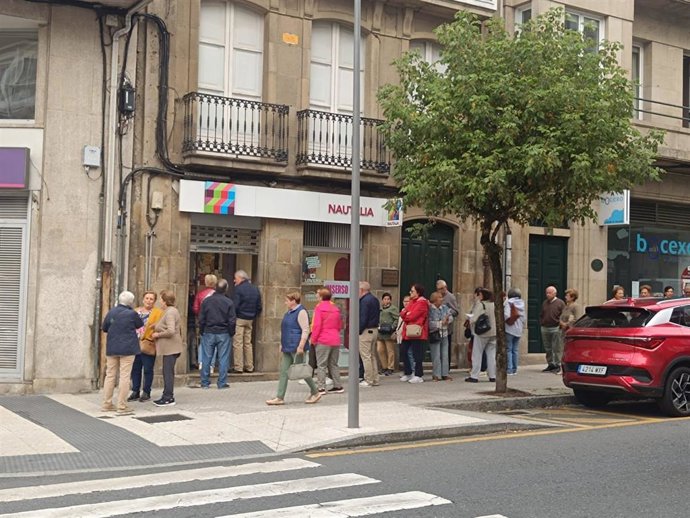 Colas en una agencia de viajes de Santiago por los viajes del Imserso