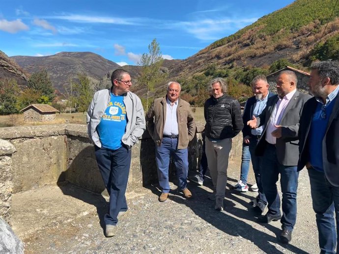 El presidente de la Diputación de León, Gerardo Álvarez Courel (segundo por la derecha), visita la zona afectada por los incendios del pasado verano en Barniedo.