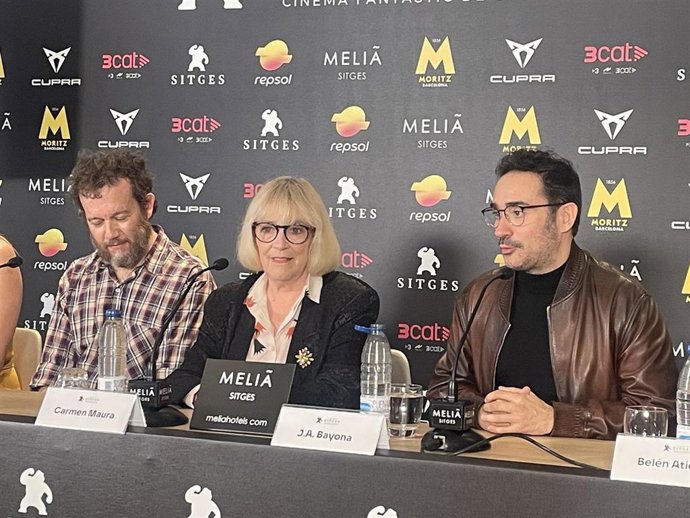 El director Martín Maguregui, la actriz Carmen Maura y el productor de 'Vieja loca' J.A.Bayona, en el Festival de Sitges