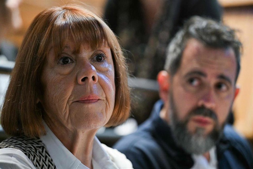 Gisle Pelicot asiste junto a su hijo a una vista judicial en Nimes, Francia