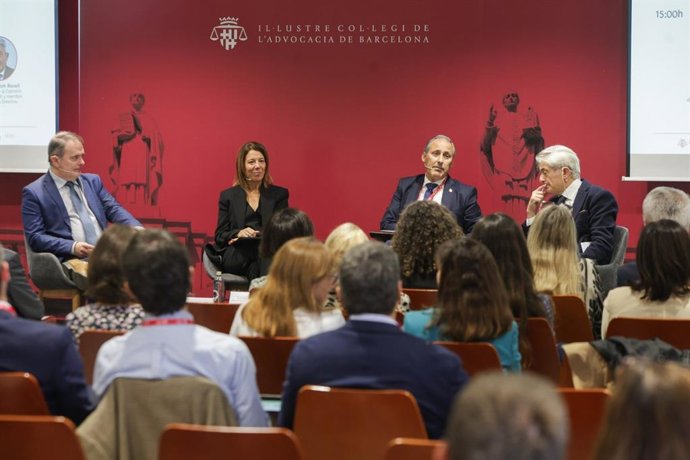 La decana del ICAB, Cristina Vallejo; el decano del ICAM, Eugenio Ribón; el director ejecutivo de Acció, Joan Romero, y el presidente de la Comisión Legal de la CEOE y miembro y miembro de su Junta Directiva, Valentín Pich