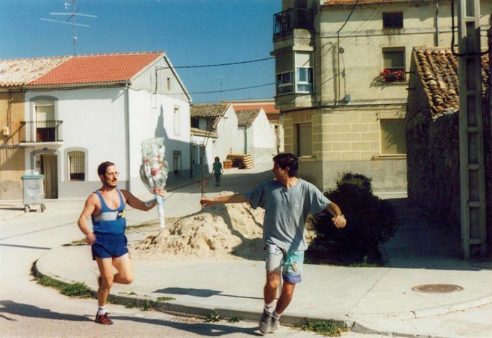 Archivo - Relevistas durante una edición de la carrera. 