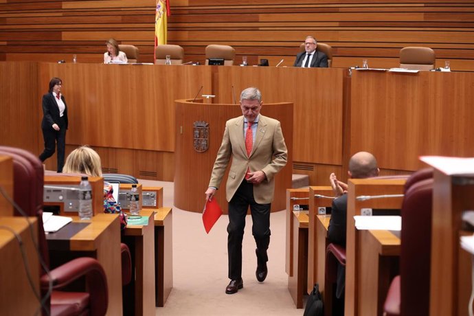 José Luis Vázquez se dirige ayer a su escaño tras intervenir en una iniciativa debatida en el Pleno de las Cortes