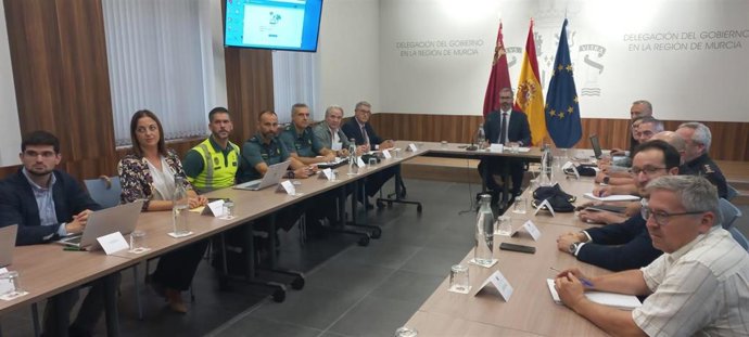 El delegado del Gobierno en la Región de Murcia, Francisco Lucas, en una reunión con representantes de todos los organismos estatales para analizar la situación climatológica y coordinar el dispositivo ante los avisos por lluvias