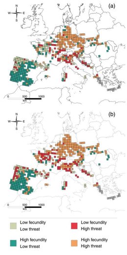Vulnerabilidad potencial en los sitios relevantes para la conservación de anfibios tras la integración del índice de nivel de amenaza y el valor medio ponderado de la fecundidad anual de las especies, para (a) el período 2041-2070 y (b) el período 2071.