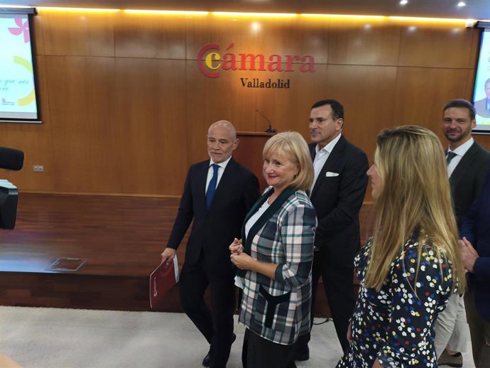 A la izquierda, el presidente de la Cámara de Comercio e Industria de Valladolid, Víctor Caramanzana.