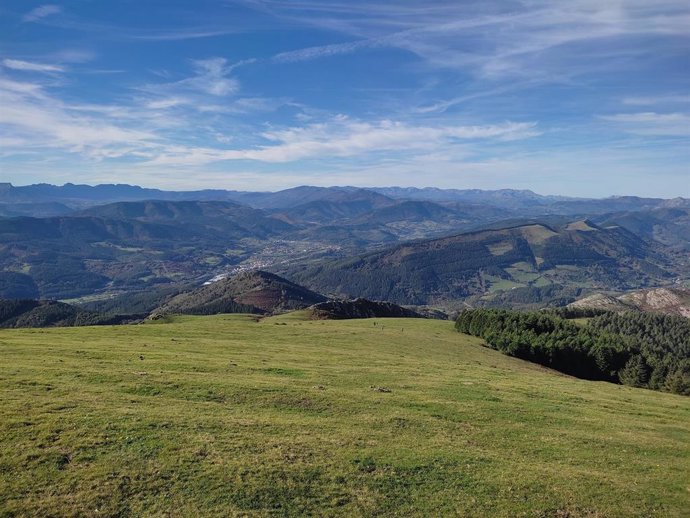 Archivo - Algunas nubes sobre Bizkaia