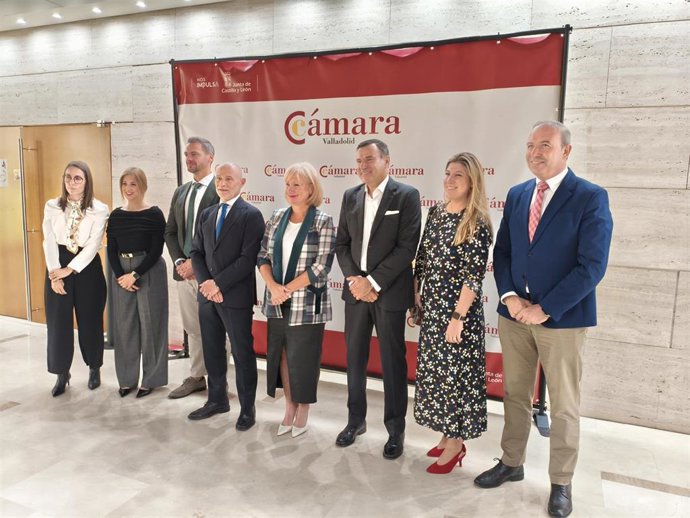 El presidente de la Cámara de Comercio de Valladolid, Víctor Carmanzana, (tercero por la izquierda) en el acto de clausura de la apertura del curso económico de Castilla y León.