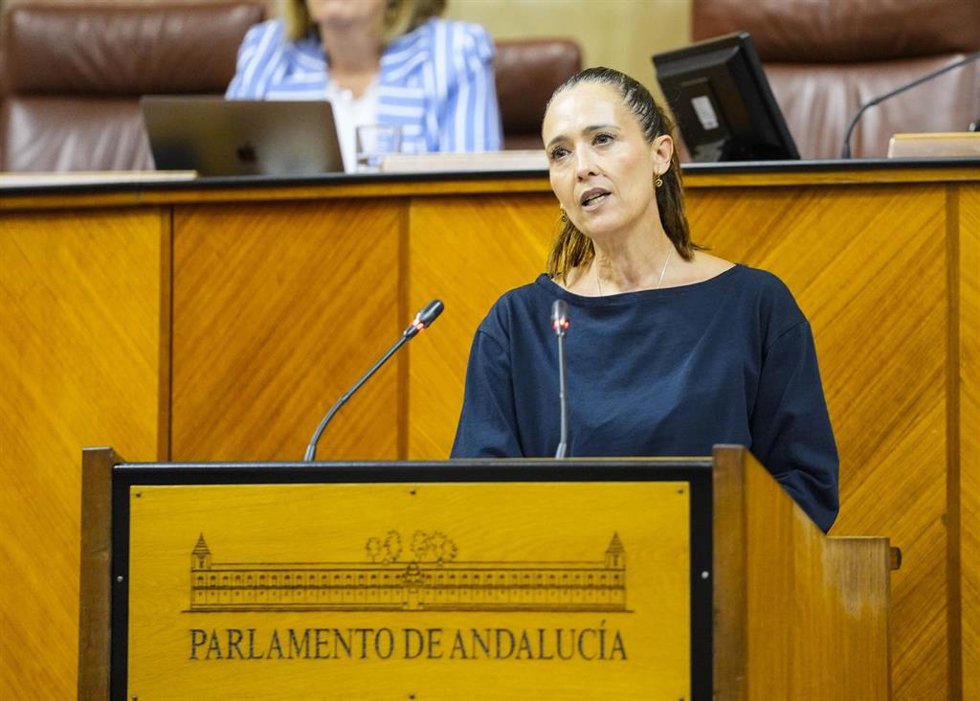 La diputada del PP-A Maribel Lozano interviene en el Pleno del Parlamento andaluz.