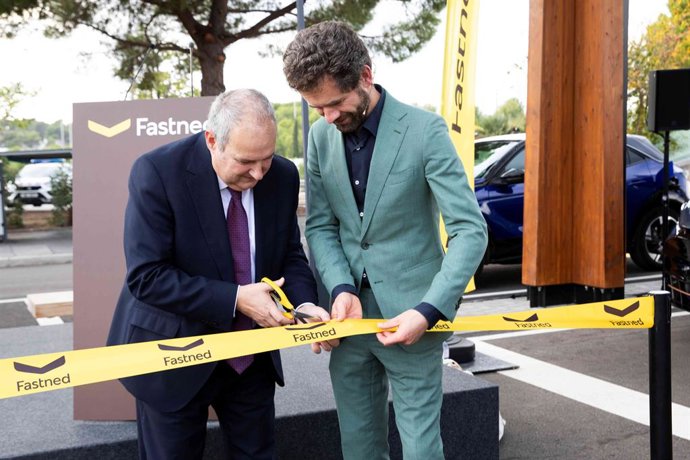 El ministro de Industria y Turismo, Jordi Hereu, y ceo de la empresa, Michiel Langezaal.