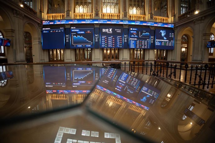 Archivo - Un panel del Ibex 35, en el Palacio de la Bolsa, en Madrid (España)