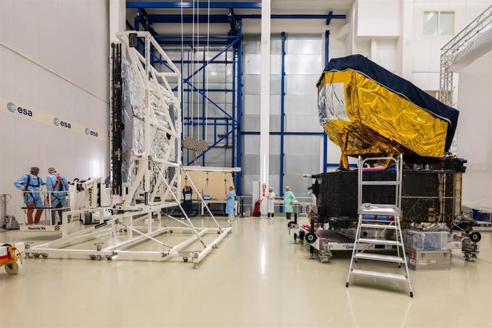 Instalación del parasol y el módulo de paneles solares de 'Platón'