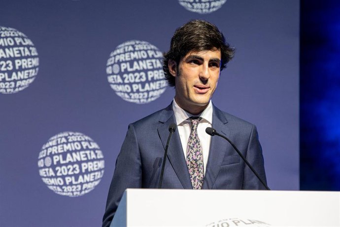 Archivo - El escritor Alfonso Goizueta interviene tras quedar finalista del LXXII Premio Planeta por el libro 'La sangre del padre', en el Museu Nacional d’Art de Catalunya, a 15 de octubre de 2023, en Barcelona, Catalunya (España). El Premio Planeta, que