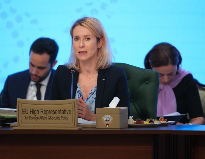 05 de outubro de 2025, Kuwait, Cidade do Kuwait: A chefe de política externa da União Europeia, Kaja Kallas (C), fala durante a primeira sessão de trabalho do Conselho de Cooperação do Golfo. Foto: Soeren Stache/dpa