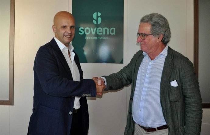 Gabriel Estévez, director de Compras de Aceite de Oliva del Grupo Sovena, y Manuel Sobrino, director de Fundación Gota de Leche, tras la firma del acuerdo.
