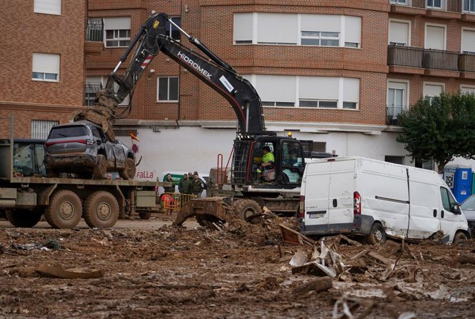 Archivo - Arquivo - Um guindaste recolhe e limpa destroços e carros danificados pelo DANA, em 13 de novembro de 2024, em Catarroja, Valência, Comunidade Valenciana (Espanha). Em 29 de outubro do ano passado, um DANA devastou a província de Valência. A pio