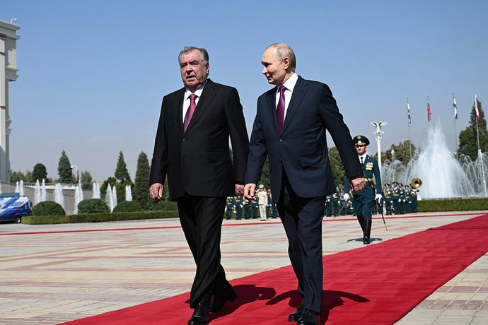 HANDOUT - 09 October 2025, Tajikistan, Dushanbe: Russian President Vladimir Putin is received by Tajik President Emomali Rahmon in Dushanbe. Photo: -/Kremlin/dpa - ATTENTION: editorial use only and only if the credit mentioned above is referenced in full