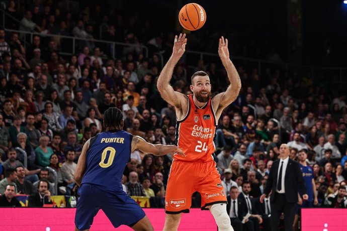 Archivo - Matt Costello of Valencia Basket in action during the Liga Endesa ACB, match played between FC Barcelona and Valencia Basket at Palau Blaugrana on November 17, 2024 in Barcelona, Spain.