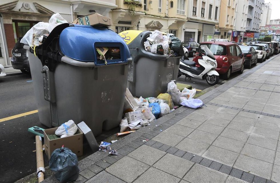 Archivo - Varios contenedores con basura en Santander