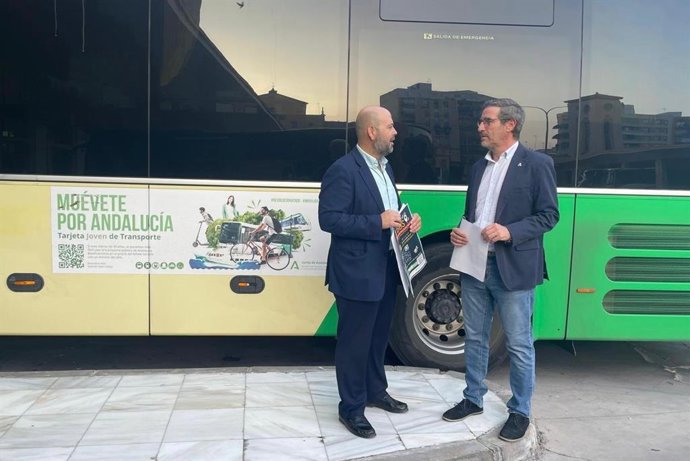 El delegado de Fomento, Miguel Contreras (d), junto al director gerente del consorcio, Sergio López.