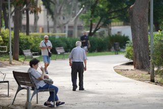 Varias personas en un parque, a 17 de septiembre de 2025, en Barcelona, Catalunya (España). 