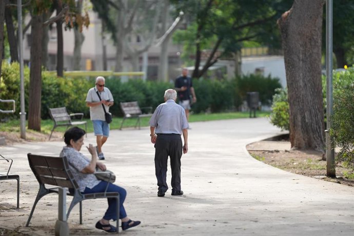 Varias personas en un parque, a 17 de septiembre de 2025, en Barcelona, Catalunya (España). 