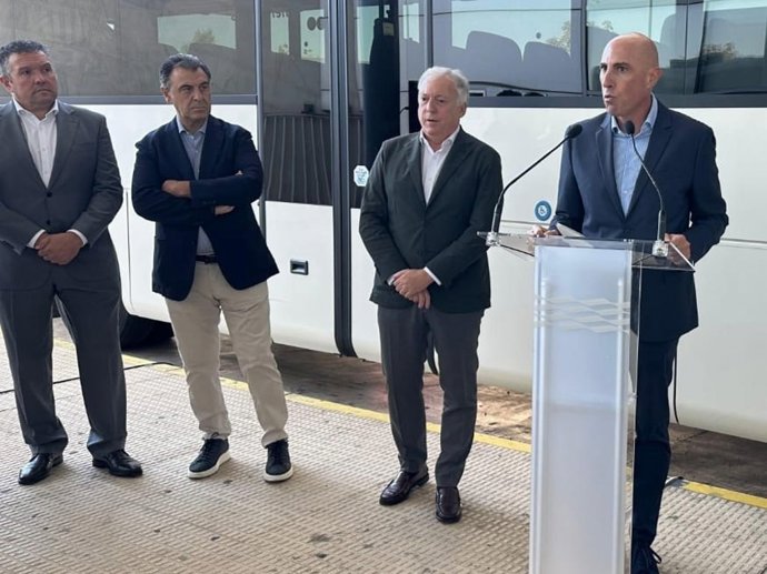 David Sánchez Fraile, junto al consejero Octavio López, en un acto de inauguración de nuevas líneas del nuevo mapa concesional autonómico.